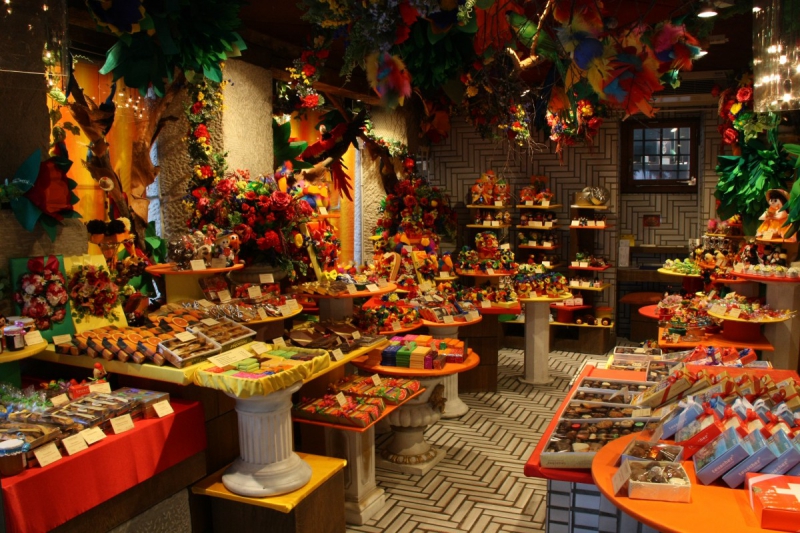 vitrine-AURIBEAU SUR SIAGNE-min_candy_store_chocolate_shop_chocolate_switzerland-393515